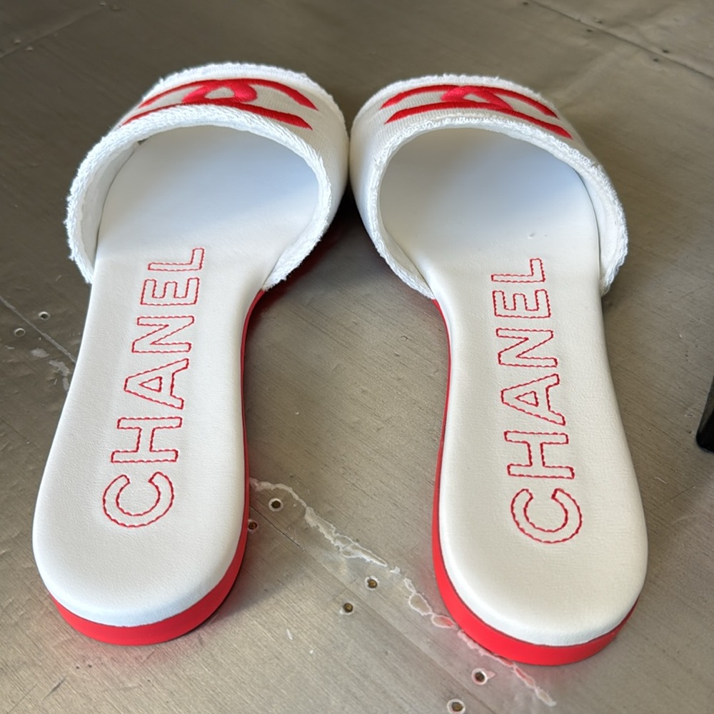 CHANEL White and Red Sandals - Picture 4 of 8